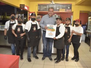 Reconoce Toño Astiazarán con distintivo a ganadores de mejor taco al pastor de Taco Fest (1)