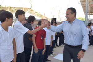 Apoyan Toño Astiazarán y Patty Ruibal a jóvenes con el programa Advertencia para prevenir adicciones (5)