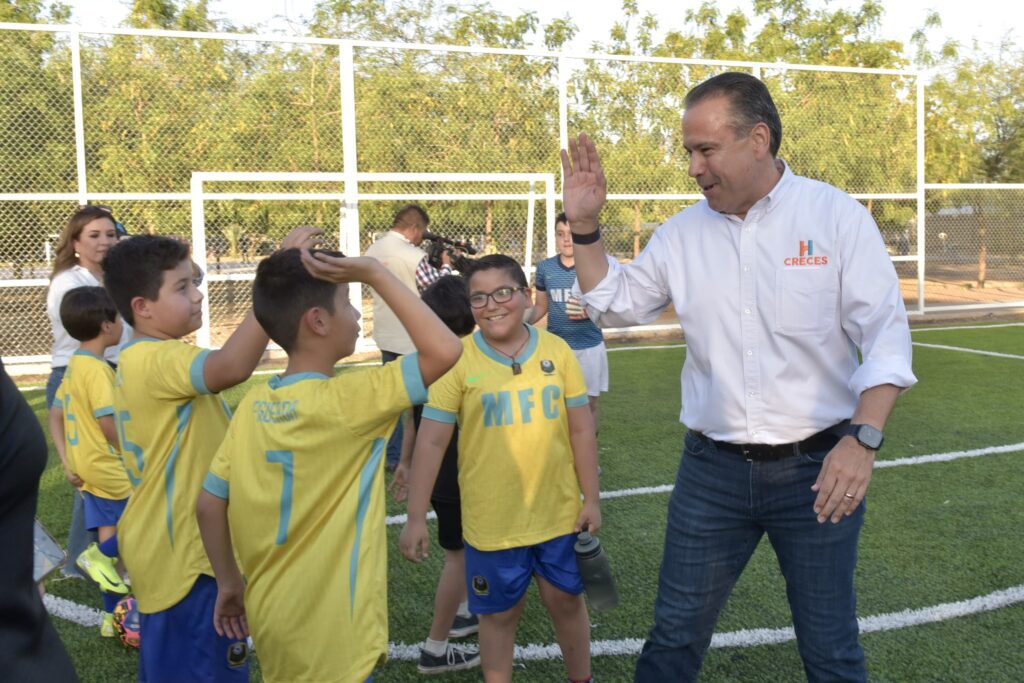 Cumple Toño Astiazarán a vecinos de Villas del Mediterráneo con rehabilitación de cancha de fútbol1