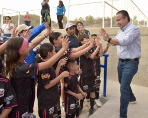 Beneficia Toño Astiazarán a familias de colonia Los Ángeles con cancha deportiva2