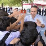 Reconoce Antonio Toño Astiazarán a estudiantes de la secundaria 9 que ganaron concurso de calaveras con material reciclado