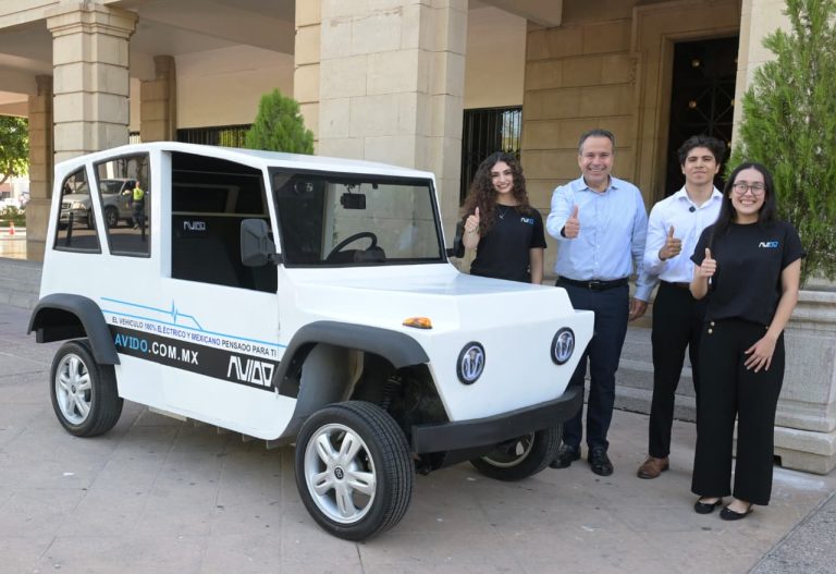 Reconoce-Astiazaran-a-jovenes-creadores-del-vehiculo-electrico-AVIDO-en-Hermosillo-768x527