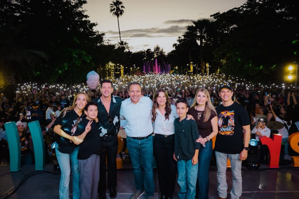 Reconoce Toño Astiazarán a cantante Yahir como Hermosillense Distinguido ante más de 3 mil 500 personas